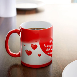 Taza Termosensible – Taza Roja con Corazones y Mensaje – “para la Mejor Mami del Mundo Mundial“